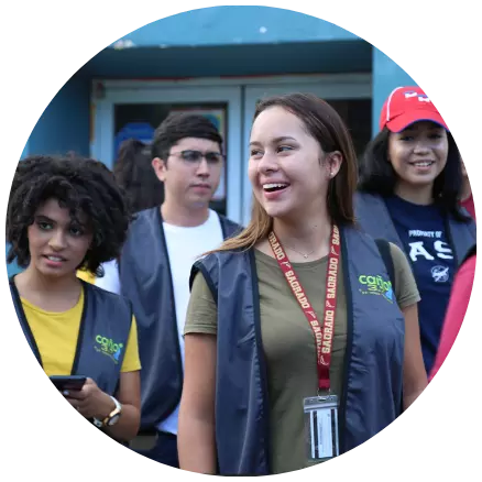 Grupo de voluntarios jóvenes con acreditaciones al aire libre