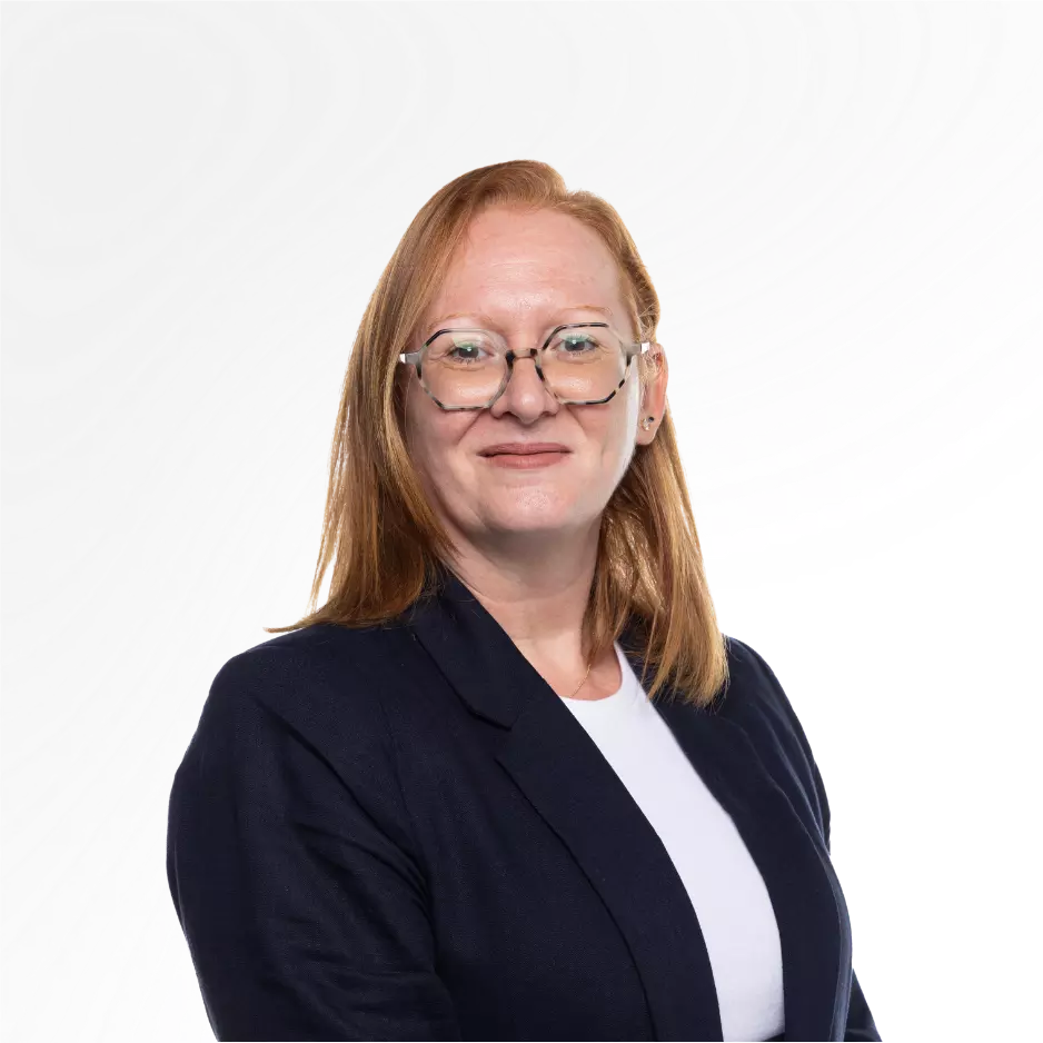 Retrato profesional de mujer con gafas y americana azul