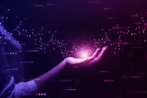 Mano sosteniendo y comunicando una red digital luminosa abstracta