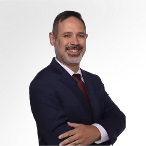 Retrato de hombre con traje azul y brazos cruzados
