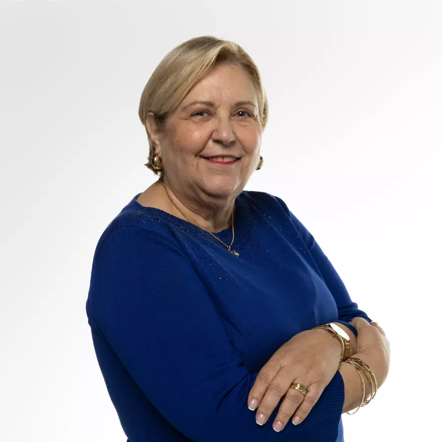 Mujer sonriente con blusa azul sobre fondo blanco