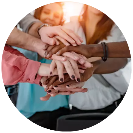 Manos unidas en gesto de trabajo en equipo