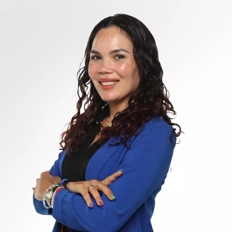 Mujer sonriente con americana azul sobre fondo blanco