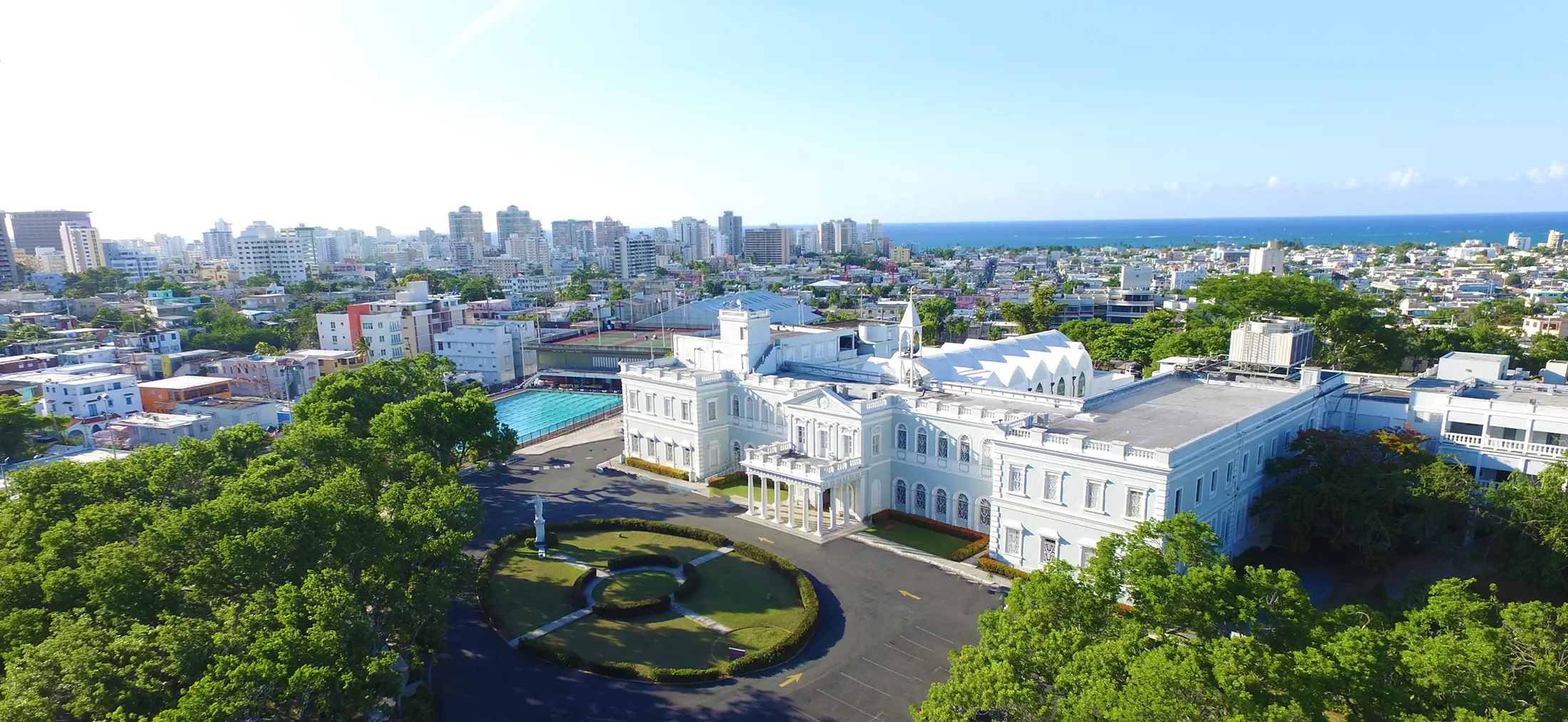 Vista aérea de edificio neoclásico de la universidad del Sagrado Corazón cerca del mar