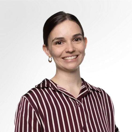 Mujer sonriente con camisa burdeos de rayas