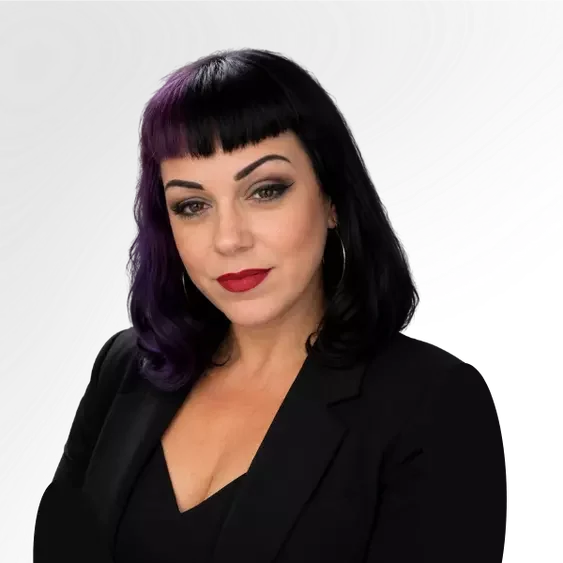 Retrato de mujer con pelo negro y mechas moradas