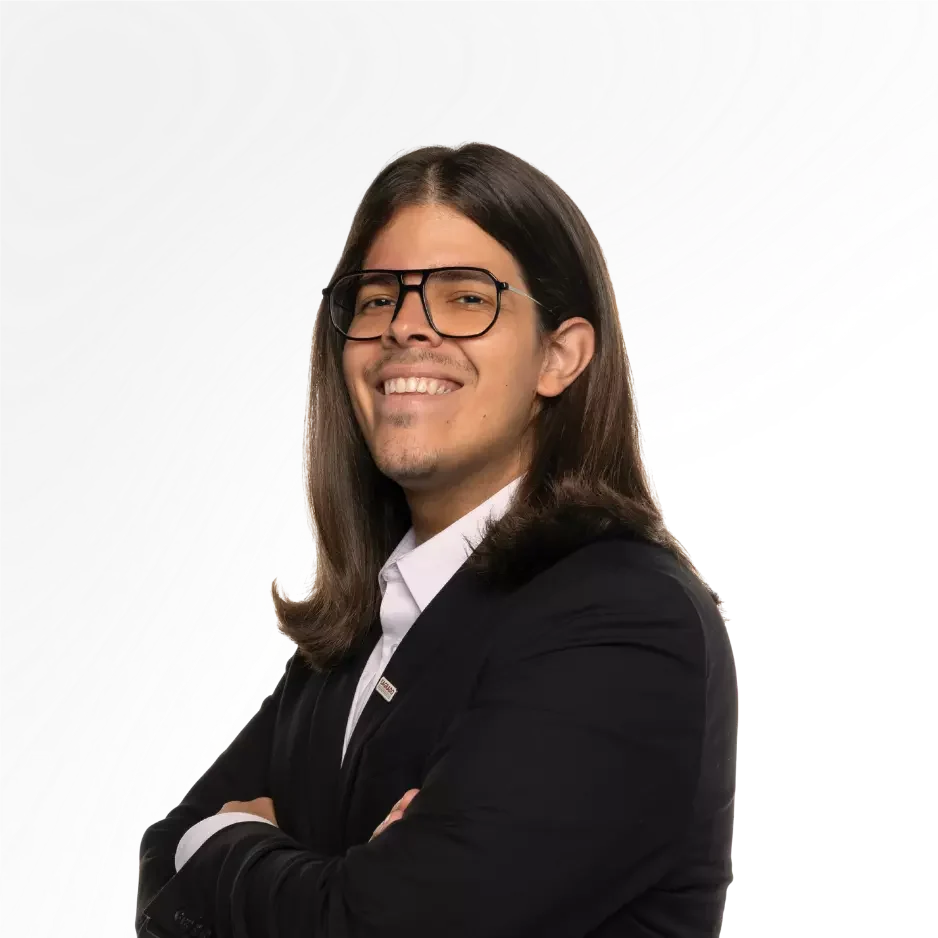 Hombre sonriente con gafas y traje negro
