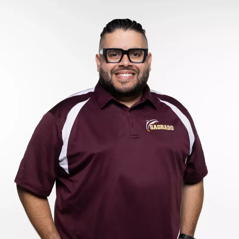 Hombre sonriente con polo granate y gafas
