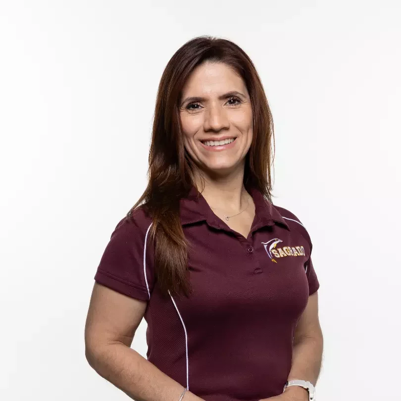 Mujer sonriente con polo granate y logotipo