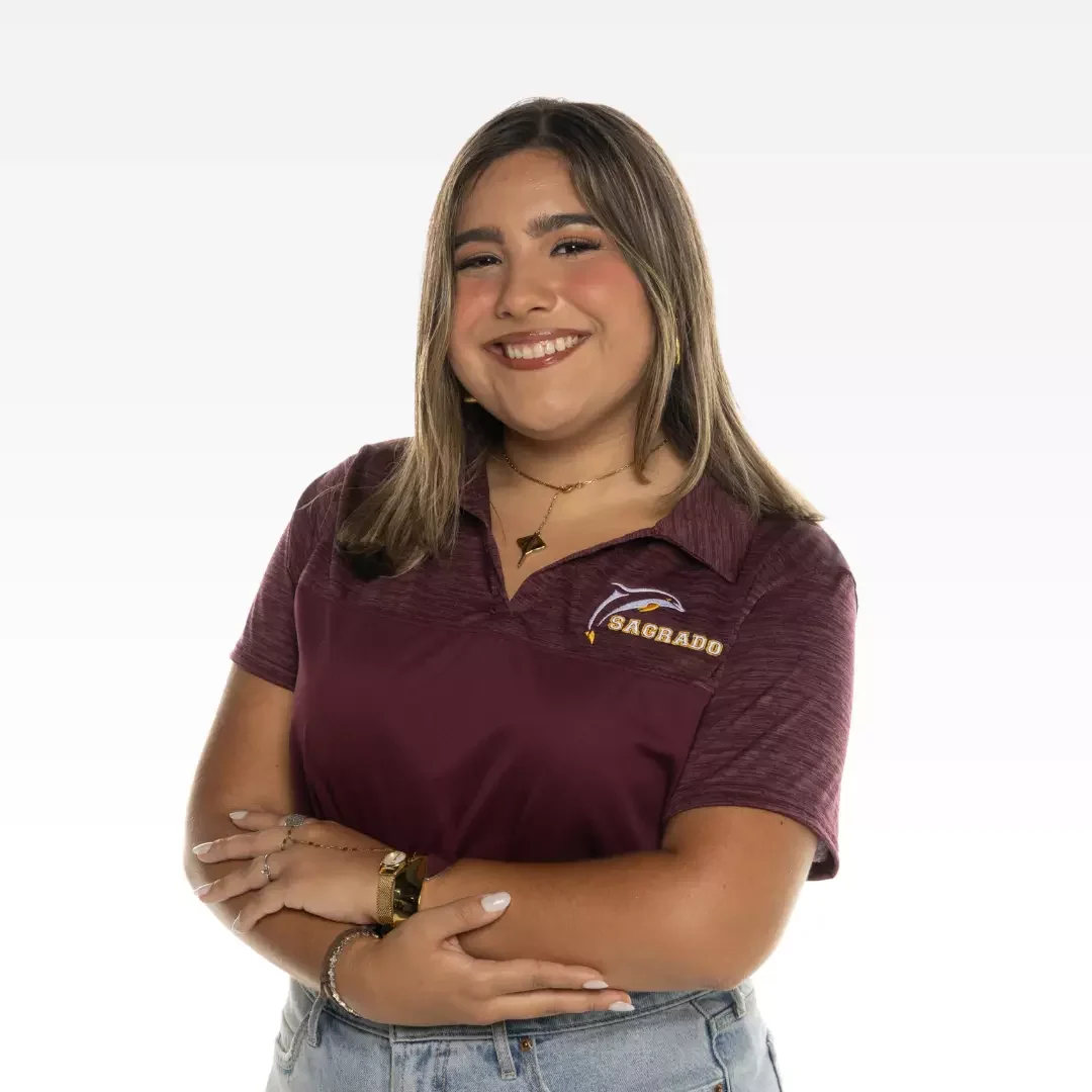 Mujer sonriente con polo granate y brazos cruzados
