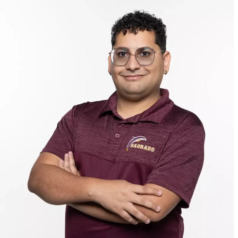 Hombre con gafas y polo granate cruzado de brazos