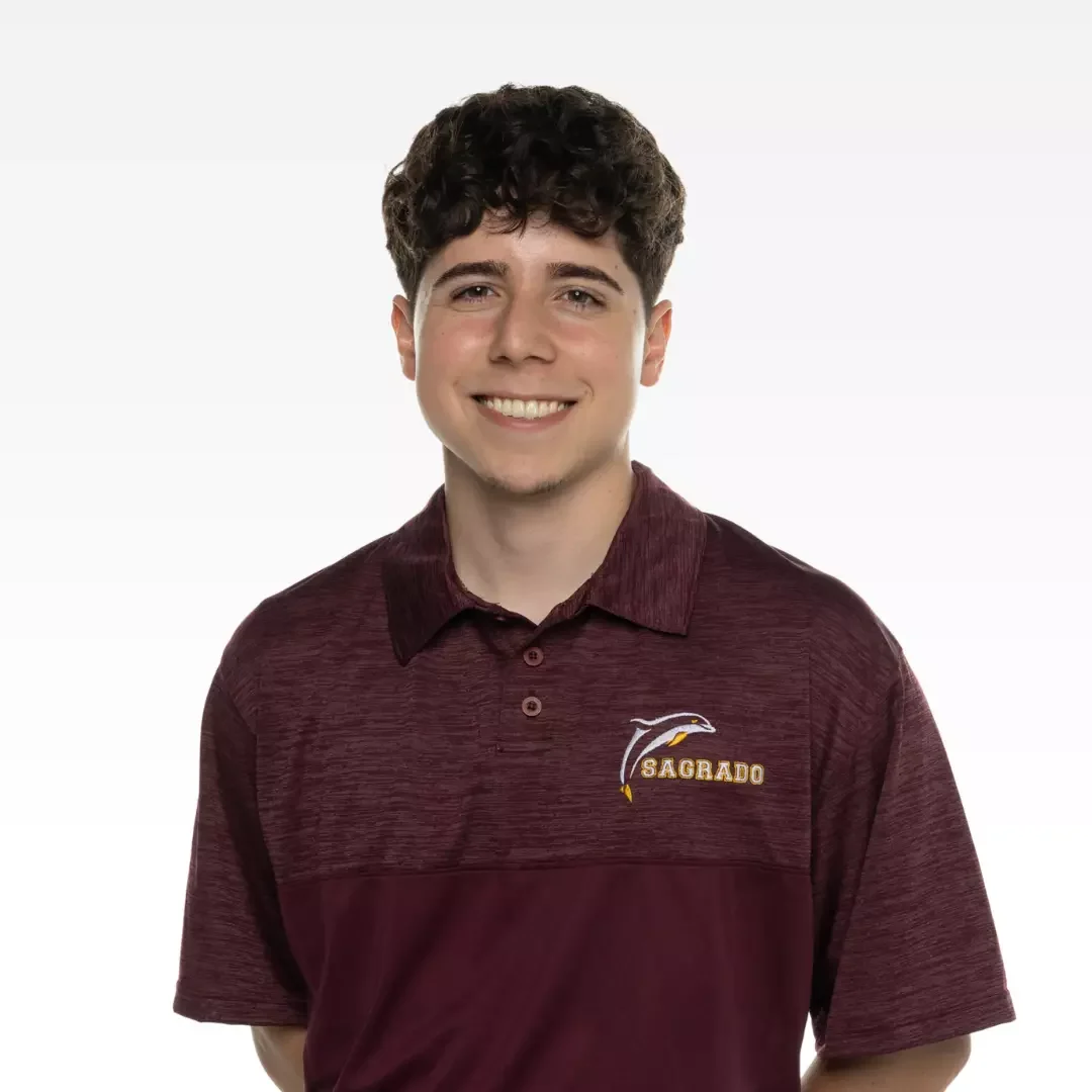 Joven sonriente con polo granate Sagrado