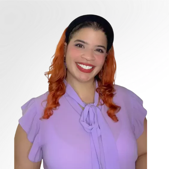 Mujer sonriente con blusa lila y diadema negra