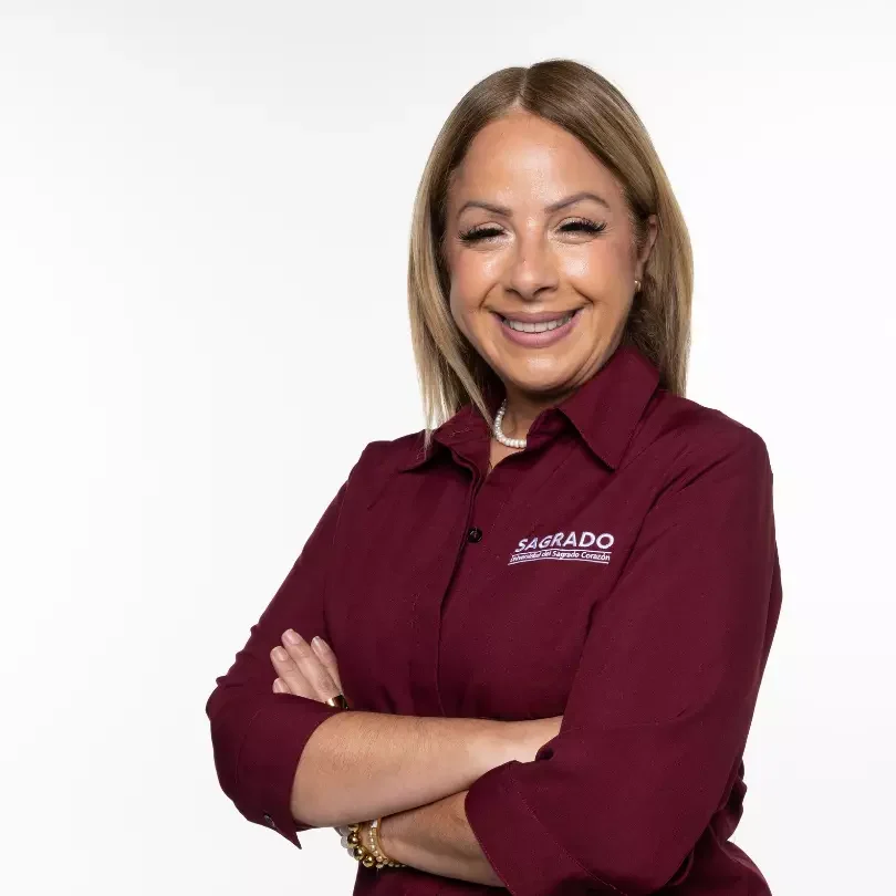 Retrato profesional de mujer sonriente con camisa burdeos