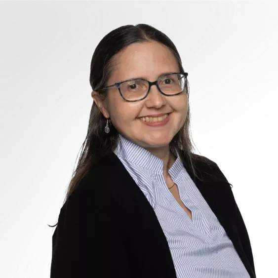 Retrato de mujer sonriente con gafas
