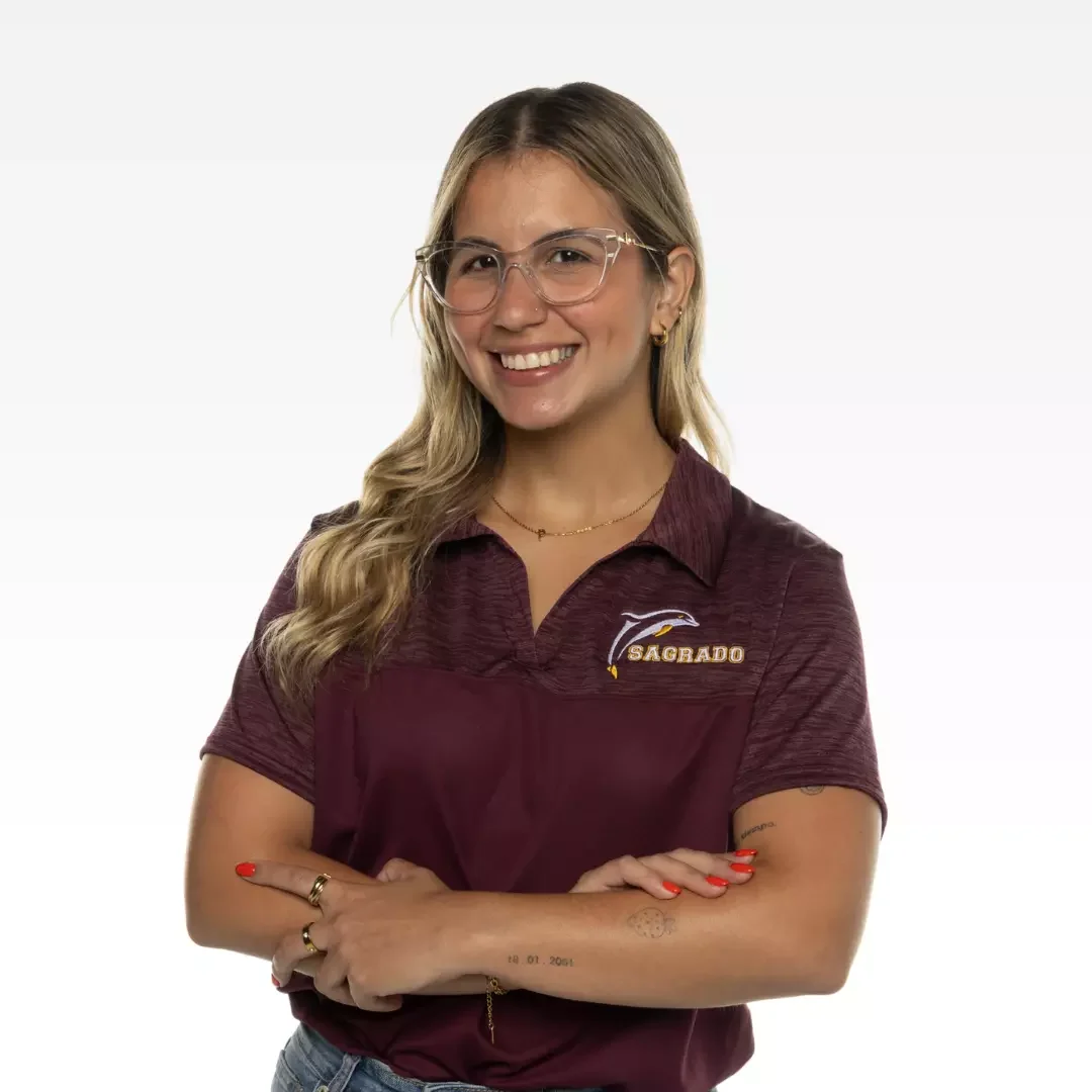 Mujer sonriente con gafas y polo granate