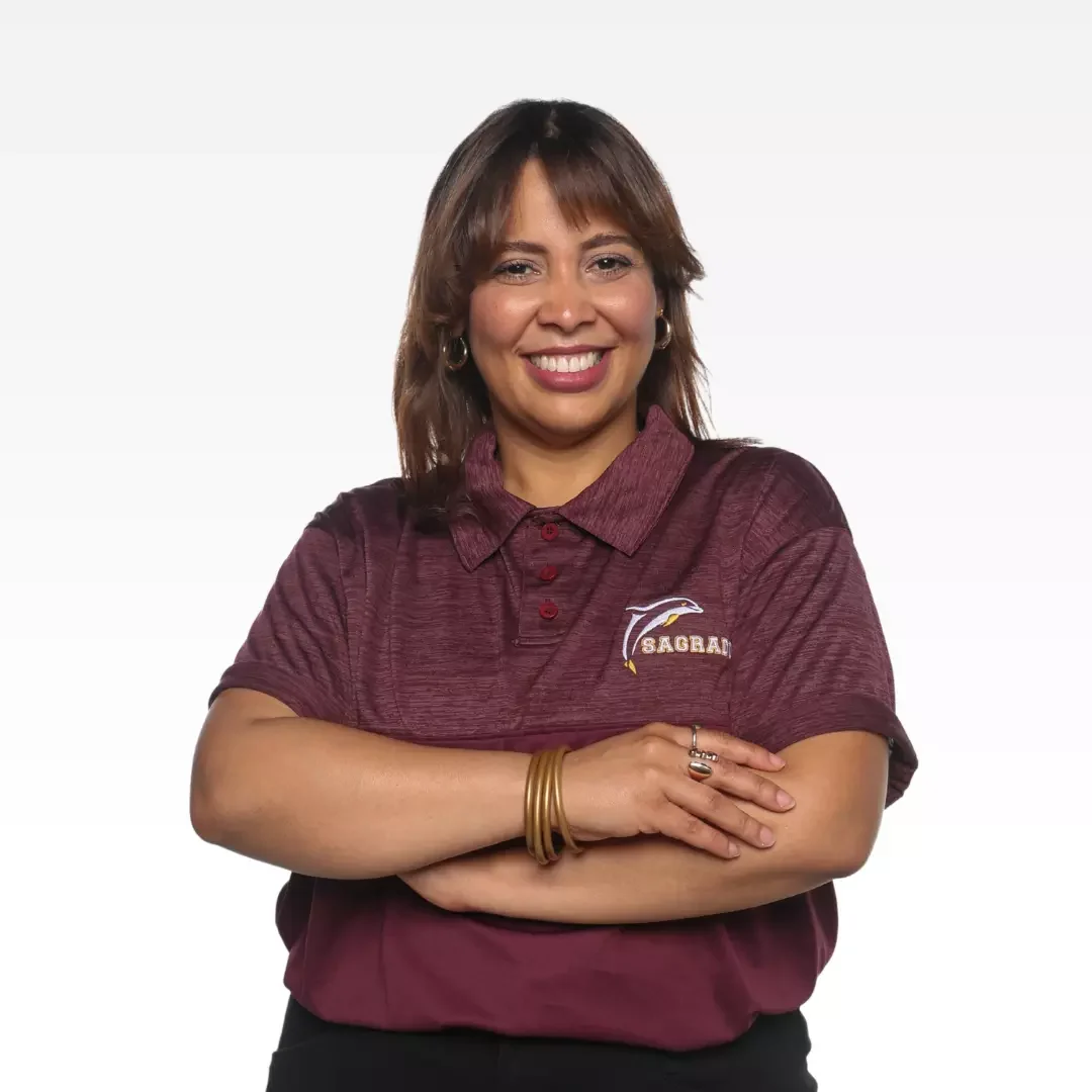 Mujer sonriente con polo granate y brazos cruzados
