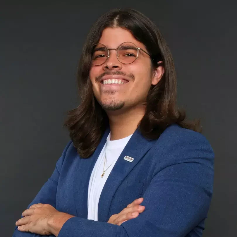 Hombre sonriente con gafas y americana azul