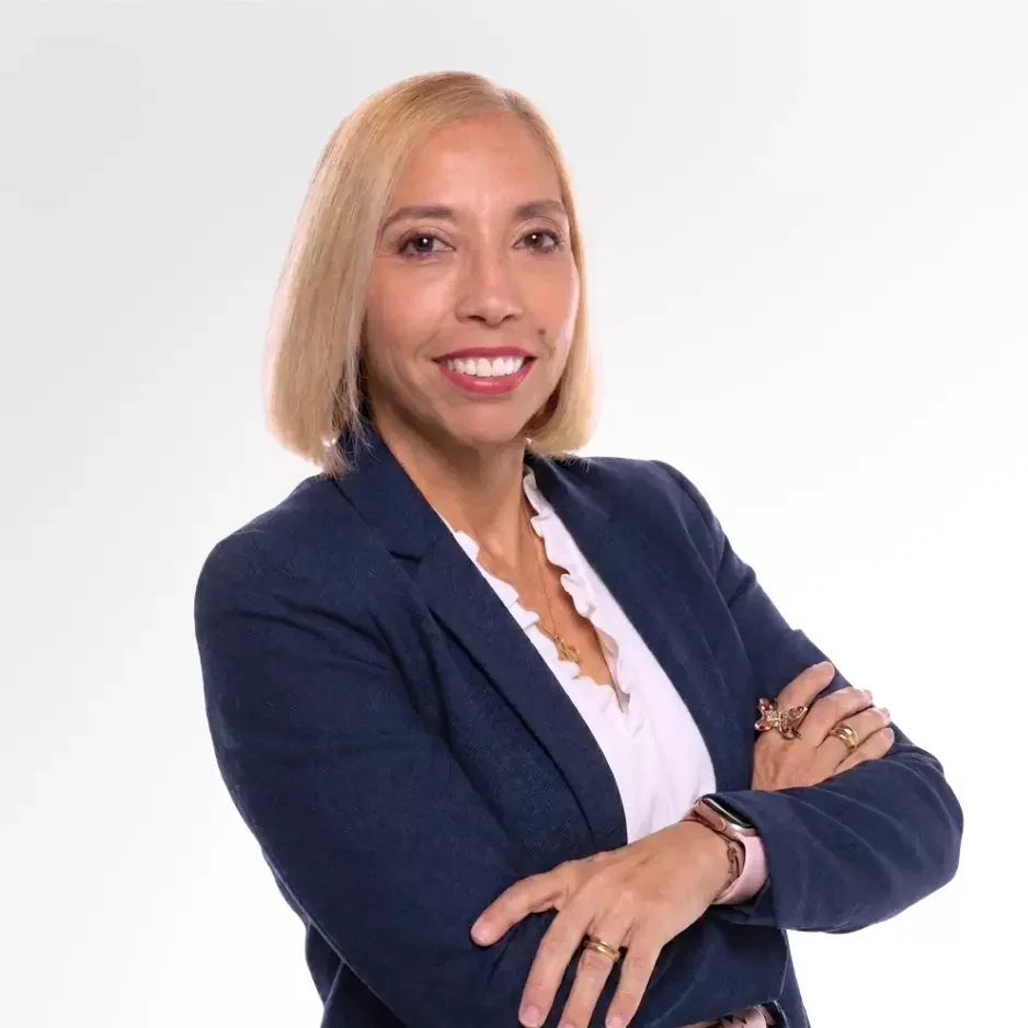 Mujer profesional sonriente con brazos cruzados