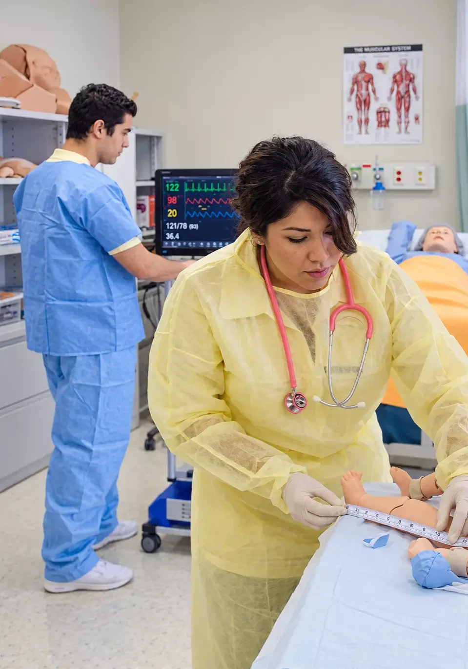 Sanitaria mide a un bebé maniquí en sala clínica