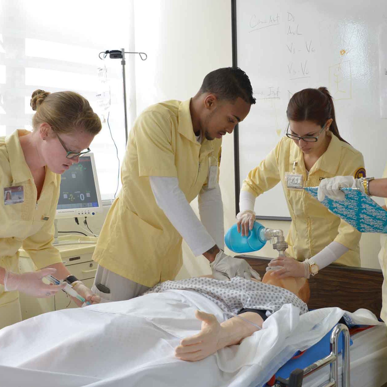 Estudiantes de Enfermería en el laboratorio Estudiantes de Enfermería en el laboratorio