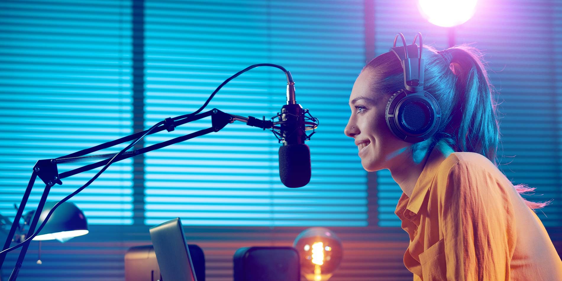 radio-visual Radio Visual, una joven transmitiendo un podcast