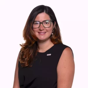 Mujer con gafas y vestido negro sonriendo