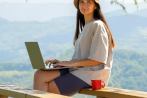 Estudiante de doctorado trabajando en escritura creativa en laptop en un lugar al aire libre