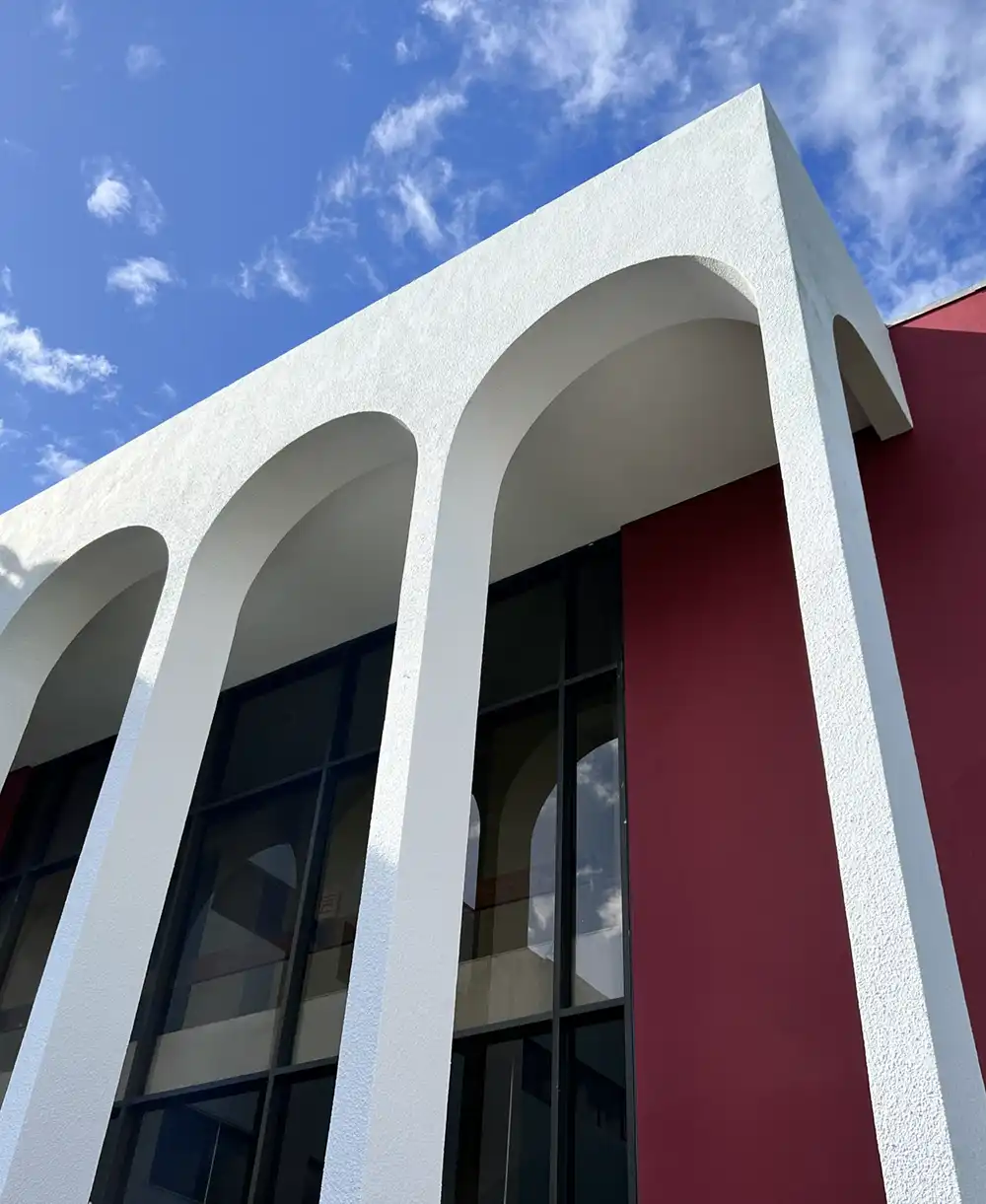 Foto de la parte del frente del Teatro Emilio S. Belaval.