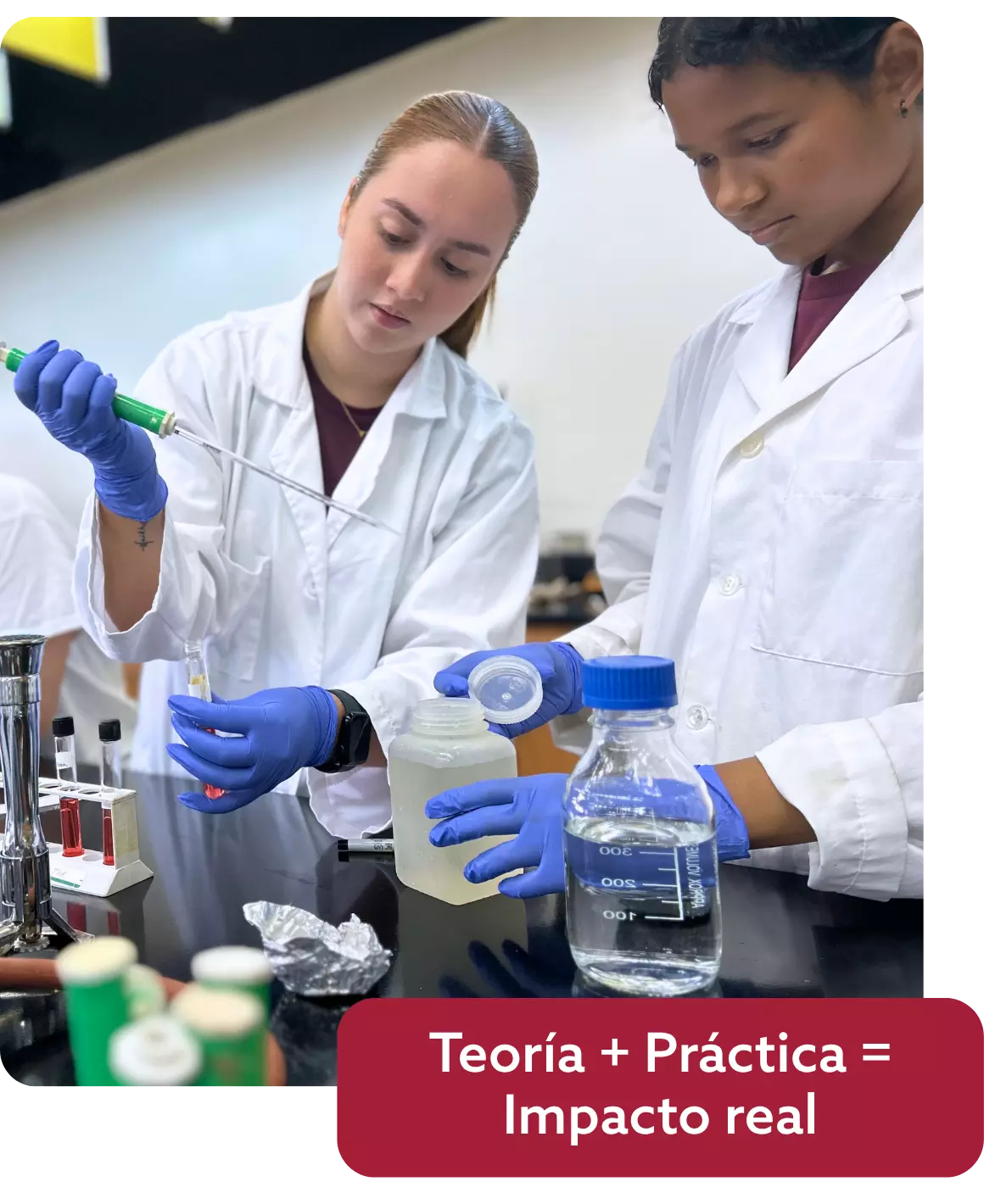 Estudiantes realizando experimento en laboratorio de ciencias
