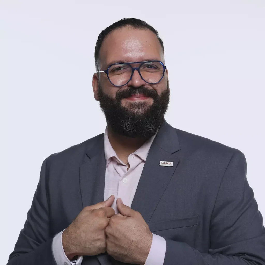 Hombre con gafas y traje sonriendo