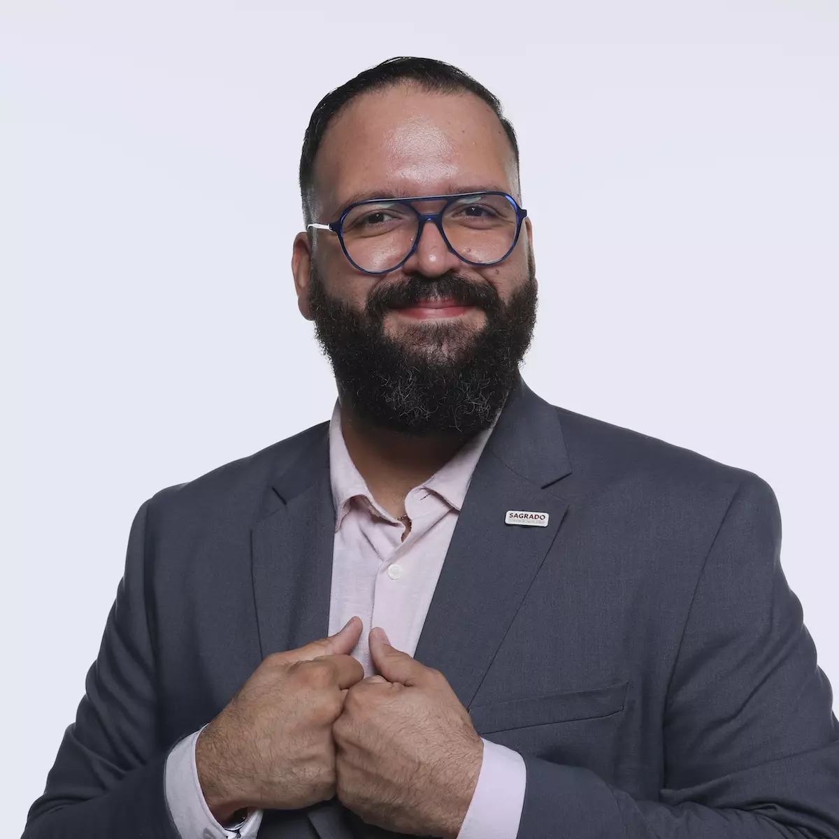 Hombre con gafas y traje sonriendo