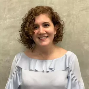 Mujer sonriente con blusa azul clara