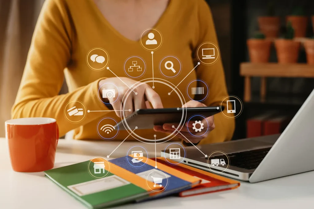 Persona usa tableta con iconos de comercio digital