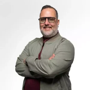 Hombre sonriente con gafas y brazos cruzados