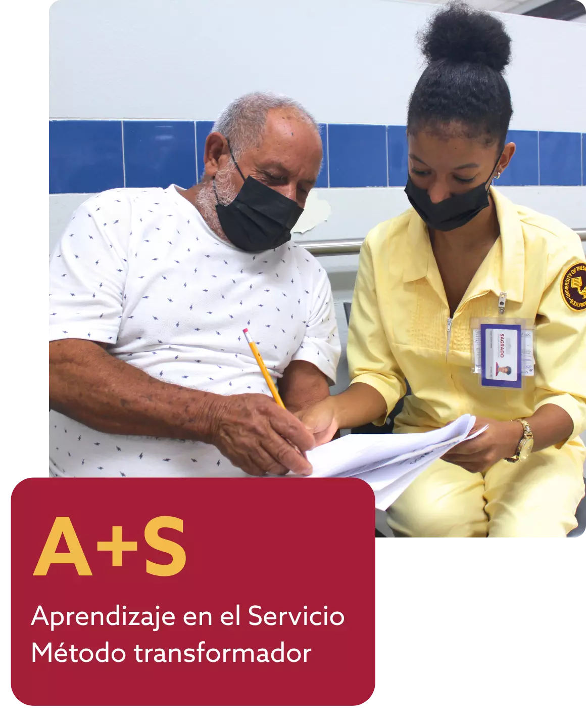 Estudiante sanitaria ayuda a hombre mayor con documentos